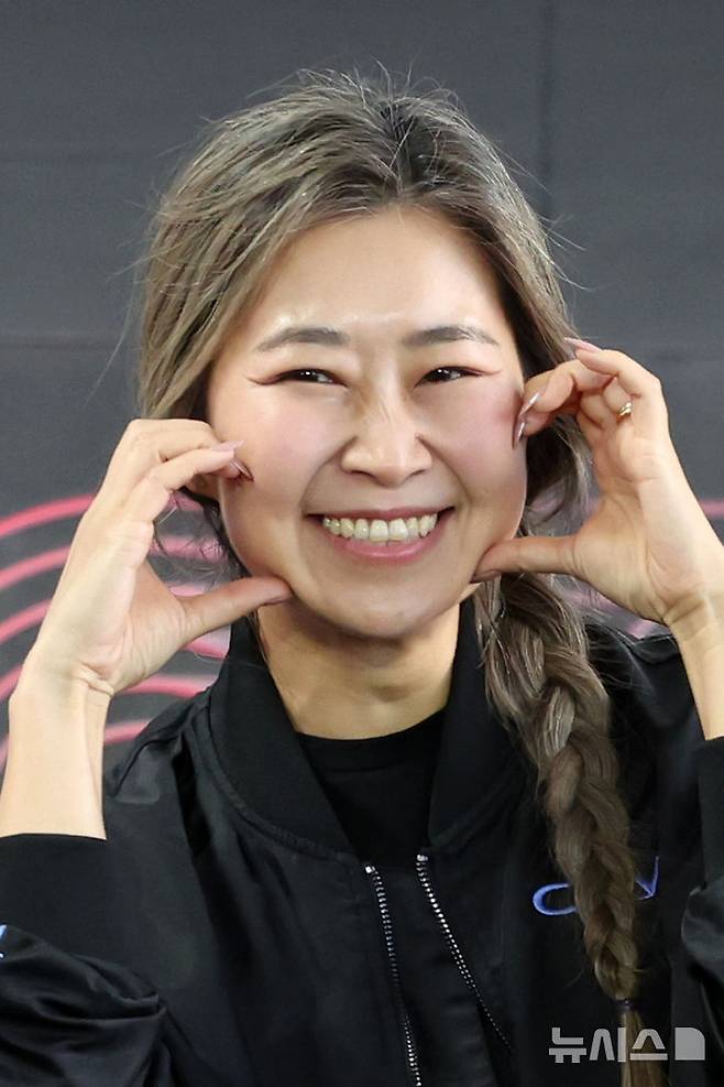 [부산=뉴시스] 박진희 기자 = 매기 강(Maggie Kang) 감독이 21일 부산 해운대구 영화의전당 BIFF 야외무대에서 제30회 부산국제영화제 영화 '케이팝 데몬 헌터스' 오픈토크를 하고 있다. 2025.09.21. pak7130@newsis.com