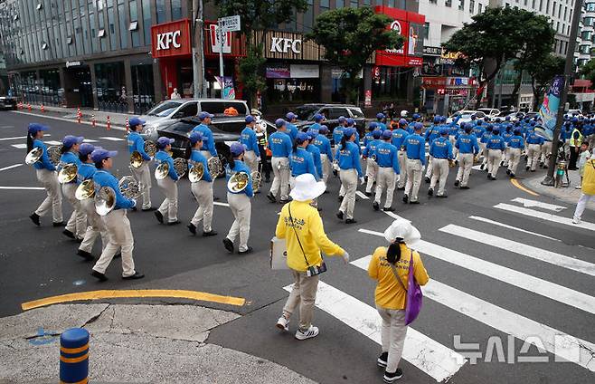 [제주=뉴시스] 우장호 기자 = 21일 오후 제주시 연동 일원에서 한국파룬따파불학회 회원들이 중국 공산당 해체와 파룬궁 수련생에 대한 인권탄압 중단을 촉구하는 거리행진을 하고 있다. 2025.09.21. woo1223@newsis.com