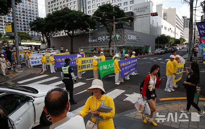 [제주=뉴시스] 우장호 기자 = 21일 오후 제주시 연동 일원에서 한국파룬따파불학회 회원들이 중국 공산당 해체와 파룬궁 수련생에 대한 인권탄압 중단을 촉구하는 거리행진을 하고 있다. 2025.09.21. woo1223@newsis.com