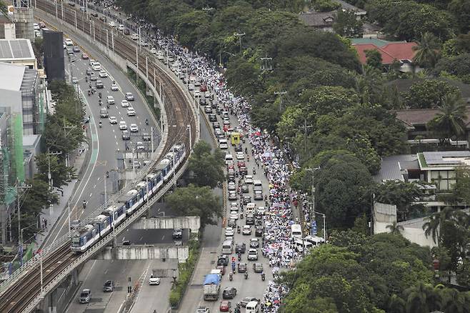 [마닐라=AP/뉴시스] 아시아 각국에서 특권과 부패를 규탄하는 대규모 시위가 잇따르는 가운데, 필리핀에서 21일 대규모 반부패 시위가 벌어졌다. 마닐라 인근 만달루에서 시위대가 거리에서 행진하는 모습. 2025.09.21