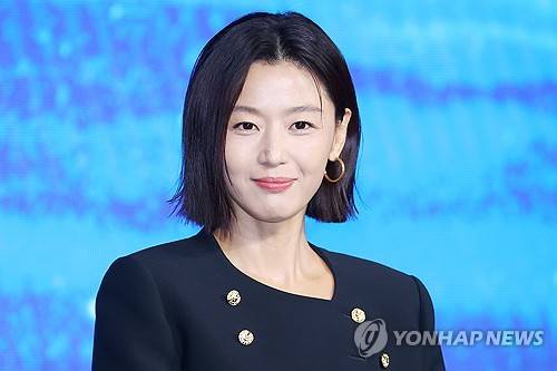 전지현 (서울=연합뉴스) 진연수 기자 = 배우 전지현이 2일 서울 종로구 포시즌스호텔에서 열린 디즈니+ 오리지널 시리즈 '북극성' 제작발표회에서 포즈를 취하고 있다. 2025.9.2 jin90@yna.co.kr