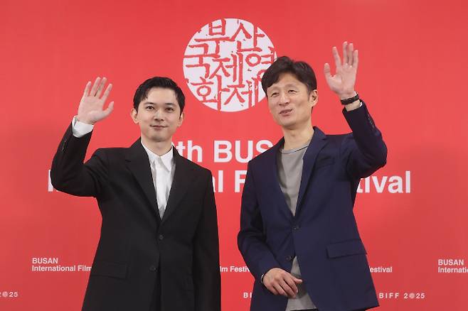 이상일 감독(오른쪽)과 배우 요시자와 료가 21일 부산 해운대구 우동 영화의전당에서 열린 제30회 부산국제영화제 갈라프레젠테이션 '국보' 기자회견에서 포즈를 취하고 있다. 연합뉴스