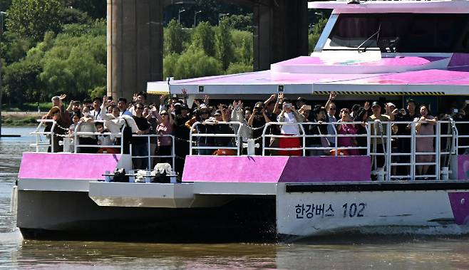 한강버스 갑판에 나와 인사하는 시민들. 연합뉴스