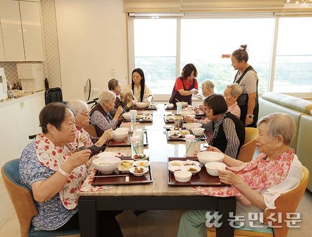 더지극정성요양원 입소자는 1인실을 취향대로 꾸미고, 넓은 마당에서 바람을 쐬며, 거실에 모여 함께 식사한다.