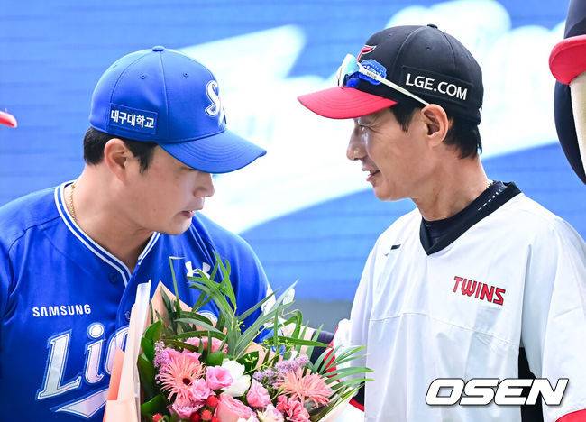 [OSEN=잠실, 지형준 기자] 20일 서울 잠실구장에서 ‘2025 신한 SOL Bank KBO리그’ LG 트윈스와 삼성 라이온즈의 경기가 열렸다.LG는 외국인 투수 톨허스트를, 삼성은 원태인을 선발투수로 내세웠다.경기에 앞서 삼성 오승환 은퇴투어가 진행됐다. LG 염경엽 감독이 오승환에게 꽃다발을 건네고 있다. 2025.09.20 /jpnews@osen.co.kr