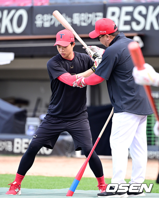 이범호 감독이 박재현을 지도하고 있다./OSEN DB