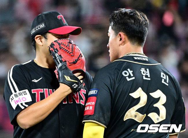 [OSEN=수원, 최규한 기자] 18일 수원 KT위즈파크에서 ‘2025 신한 SOL Bank KBO리그’ KT 위즈와 LG 트윈스의 더블헤더 2차전이 열렸다.홈팀 KT는 패트릭 머피, 방문팀 LG는 송승기를 선발로 내세웠다.6회말 1실점하며 이닝을 마친 LG 선발 송승기가 더그아웃으로 향하며 KT 타자 안현민과 대화를 나누고 있다. 2025.09.18 / dreamer@osen.co.kr