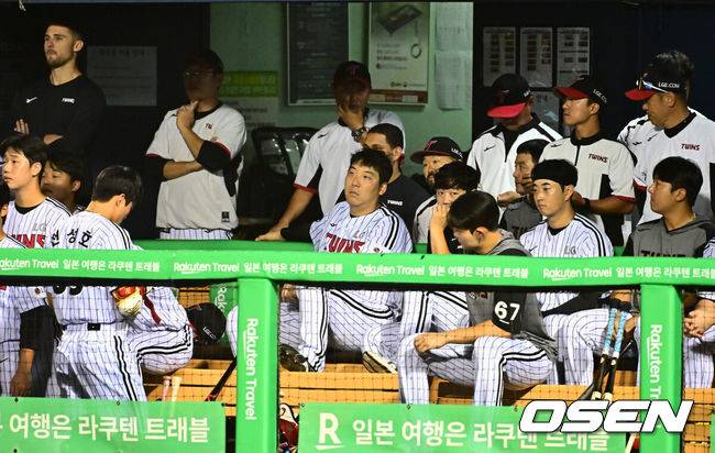 [OSEN=잠실, 지형준 기자] 프로야구 삼성 라이온즈가 LG 트윈스를 꺾고 4연승을 달렸다. 삼성은 20일 서울 잠실구장에서 열린 2025 KBO리그 LG와 경기에서 14-4로 크게 승리했다. 홈런 2방을 포함해 장단 17안타를 터뜨렸다. LG는 이날 패배했지만, 2위 한화 이글스가 KT 위즈에 덜미를 잡히면서 매직넘버를 '6'에서 '5'로 한 개 줄였다. 9회 LG 선수들이 경기를 지켜보고 있다. 2025.09.20 /jpnews@osen.co.kr