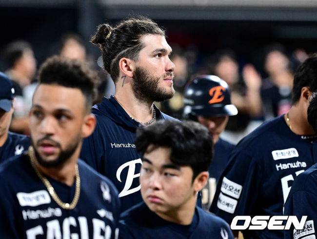 [OSEN=수원, 최규한 기자] 프로야구 KT 위즈가 한화 이글스 코디 폰세에게 첫 패전을 안기며 5위 자리를 사수했다.&nbsp;KT는 20일 수원 KT위즈파크에서 열린 2025 신한 SOL Bank KBO리그 한화와의 홈경기를 4-2로 승리했다.&nbsp;안현민이 시즌 21호 스리런 홈런 포함 3타수 2안타 4타점 1볼넷으로 맹타를 휘두르며&nbsp;폰세를 무너뜨렸다. 폰세는 5이닝 4실점으로 개막 이후 최다 17연승을 마감,&nbsp;시즌 28경기 만에 첫 패전을 당했다.&nbsp;경기를 마치고 한화 투수 코디 폰세를 비롯한 선수들이 팬들에게 인사한 뒤 그라운드를 나서고 있다. 2025.09.20 / dreamer@osen.co.kr