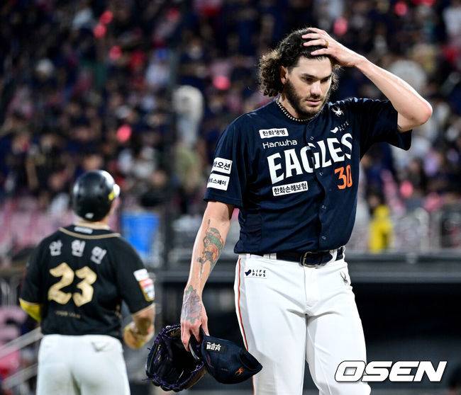 [OSEN=수원, 최규한 기자] 20일 수원 KT위즈파크에서 ‘2025 신한 SOL Bank KBO리그’ KT 위즈와 한화 이글스의 경기가 열렸다.홈팀 KT는 고영표, 방문팀 한화는 코디 폰세를 선발로 내세웠다.5회말 KT 공격을 막아낸 한화 선발 코디 폰세가 더그아웃으로 향하고 있다. 2025.09.20 / dreamer@osen.co.kr