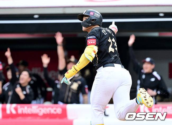 [OSEN=수원, 최규한 기자] 20일 수원 KT위즈파크에서 ‘2025 신한 SOL Bank KBO리그’ KT 위즈와 한화 이글스의 경기가 열렸다.홈팀 KT는 고영표, 방문팀 한화는 코디 폰세를 선발로 내세웠다.1회말 무사 1, 2루 상황 KT 안현민이 선제 좌월 스리런포를 날리고 환호하고 있다. 2025.09.20 / dreamer@osen.co.kr