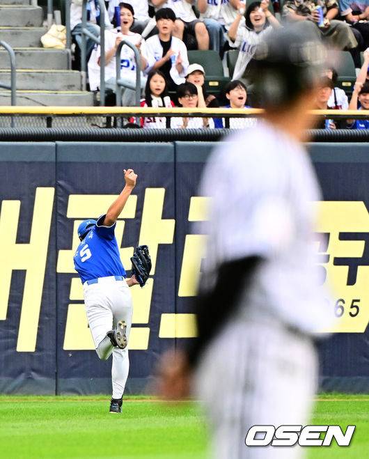 [OSEN=잠실, 지형준 기자] 20일 서울 잠실구장에서 ‘2025 신한 SOL Bank KBO리그’ LG 트윈스와 삼성 라이온즈의 경기가 열렸다.LG는 외국인 투수 톨허스트를, 삼성은 원태인을 선발투수로 내세웠다.1회말 1사에서 삼성 구자욱이 LG 신민재의 좌익수 플라이 타구를 처리하고 있다. 2025.09.20 /jpnews@osen.co.kr