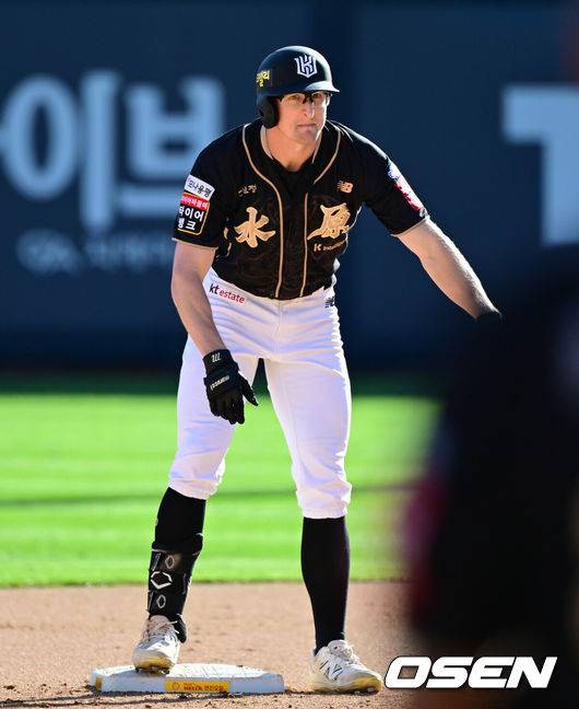 [OSEN=수원, 조은정 기자]21일 수원 KT위즈파크에서 ‘2025 신한 SOL Bank KBO리그’ KT 위즈와 삼성 라이온즈의 경기가 열렸다.KT는 외국인 투수 헤이수스를, 삼성은 양창섭을 선발투수로 내세웠다.6회말 1사 3루에서 KT 스티븐슨이 1타점 2루타를 날린 뒤 세리머니를 하고 있다. 2025.09.21 /cej@osen.co.kr
