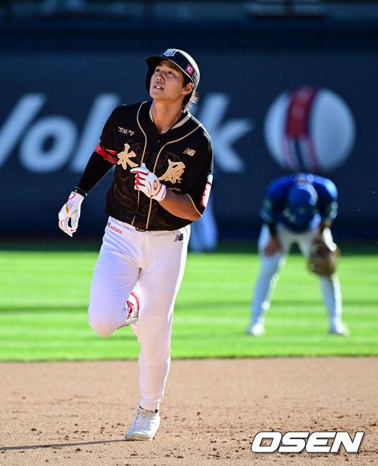 [OSEN=수원, 조은정 기자]21일 수원 KT위즈파크에서 ‘2025 신한 SOL Bank KBO리그’ KT 위즈와 삼성 라이온즈의 경기가 열렸다.KT는 외국인 투수 헤이수스를, 삼성은 양창섭을 선발투수로 내세웠다.7회말 1사 KT 장진혁이 우월 솔로 홈런을 날린 뒤 베이스를 돌고 있다. 2025.09.21 /cej@osen.co.kr