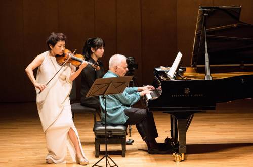 2017년&nbsp;평창대관령음악제에서 브람스의 바이올린 소나타 1번을 연주중인 정경화. 세계일보 자료사진