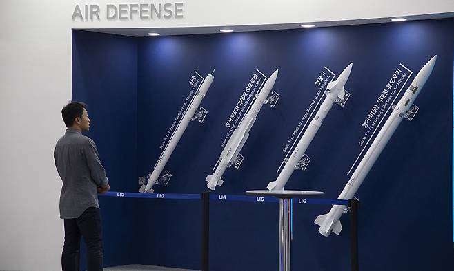 한 관람객이 LIG넥스원이 만든 지대공미사일들을 바라보고 있다. 세계일보 자료사진