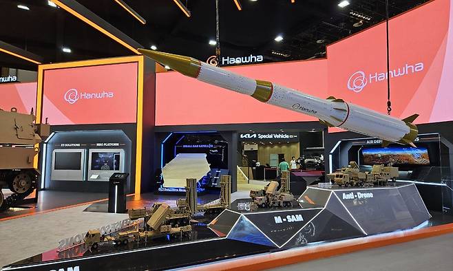 한화에어로스페이스가 선보인 장거리 지대공 유도무기(L-SAM) 유도탄. 한화시스템 제공