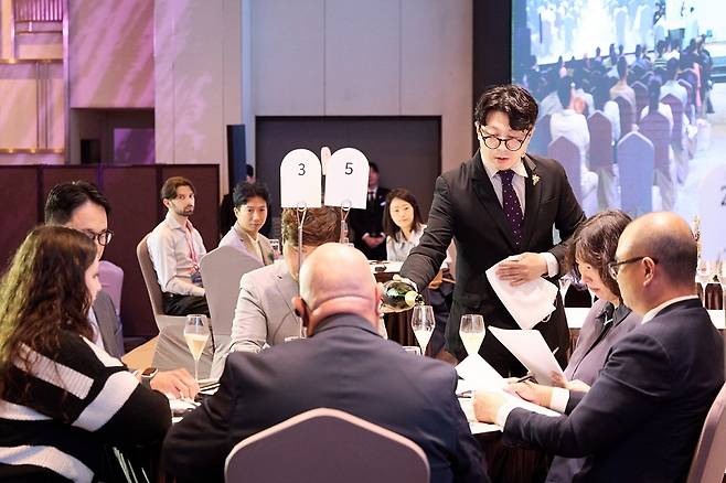 2025 한국 소믈리에 대회 결선 스파클링 와인 서비스.&nbsp;홉스코치 코리아 제공
