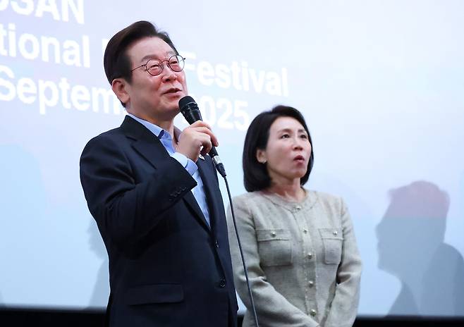 이재명 대통령이 20일 부산 해운대구 영화의전당에서 부산국제영화제 공식상영작 '극장의 시간들' 관람 후 감독, 배우들과 무대에 올라 발언하고 있다. 연합뉴스