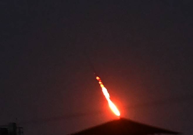 20일(현지시간) 러시아의 대규모 공습 중 우크라이나 키이우 상공에서 방공군이 러시아 드론을 격추하고 있다. 이번 공격으로 최소 3명이 숨지고 수십 명이 다쳤다고 젤렌스키 대통령이 밝혔다. AFP 연합뉴스