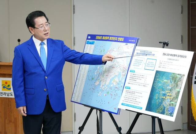 김영록 전남도지사가 4월 22일 전남도청 브리핑룸에서 해상풍력집적화단지 지정 관련 브리핑을 하고 있다. 사진 제공=전라남도