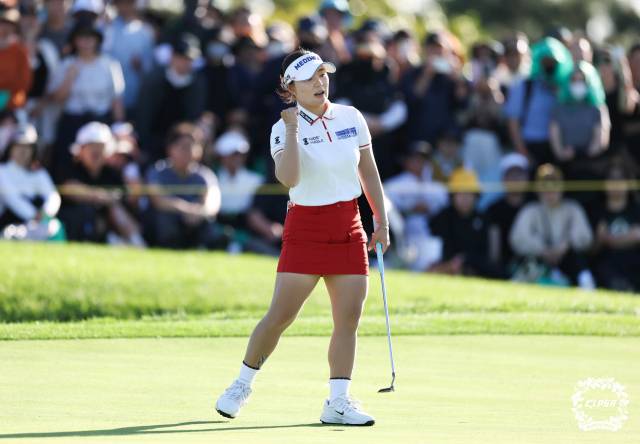 이다연이 21일 하나금융그룹 챔피언십에서 우승을 확정하며 세리머니를 하고 있다. 사진 제공=KLPGA