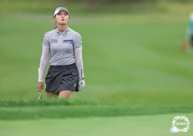 그린 위 공을 바라보고 있는 박현경. 사진 제공=KLPGA