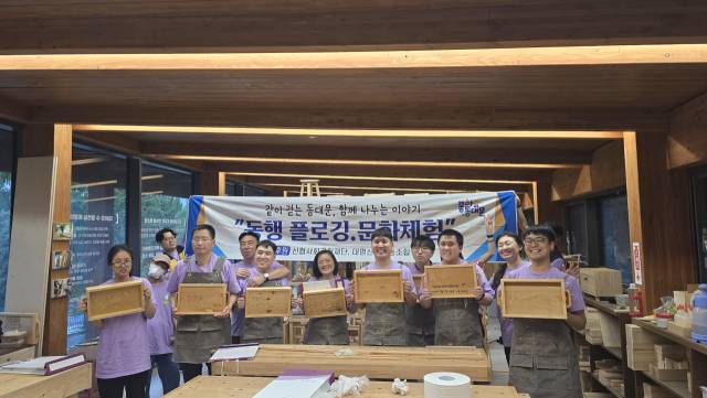 장애인들이 목공체험을 하고 있다. 사진제공=동대문구