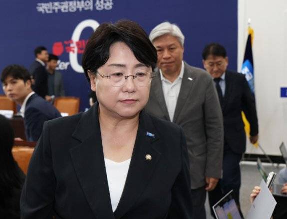 김선민 전 조국혁신당 당대표 권한대행과 당 지도부가 당내 성비위 사건과 관련해 ９월 7일 국회에서 전원 사퇴를 발표한 뒤 기자회견장을 빠져나오고 있다. 동아DB