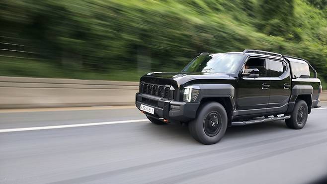 기아 타스만은 아웃도어 활동에 최적화된 커스터마이징 구성과 기존 픽업트럭에서 느끼기 어려웠던 안락한 승차감까지 구현해 장거리 낚시 여행의 만족감을 높여준다.  원성열 기자 sereno@donga.com