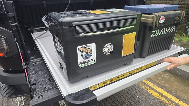 슬라이딩 베드 시스템 덕분에 무거운 짐도 쉽게 넣고 꺼낼 수 있다. 원성열 기자 sereno@donga.com