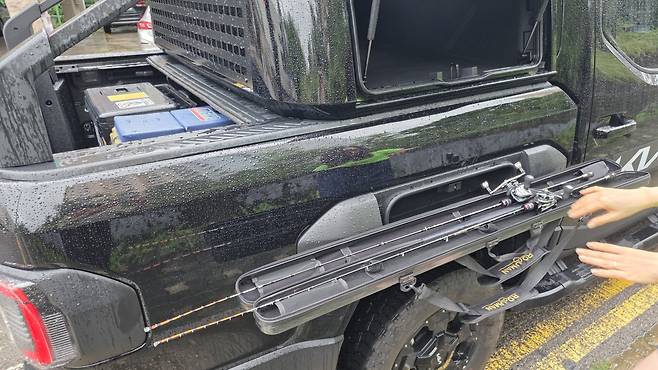 사이드 스토리지는 가벼운 짐을 넣을 수도 있고, 낚시 채비를 위한 테이블로도 활용 가능하다. 원성열 기자 sereno@donga.com