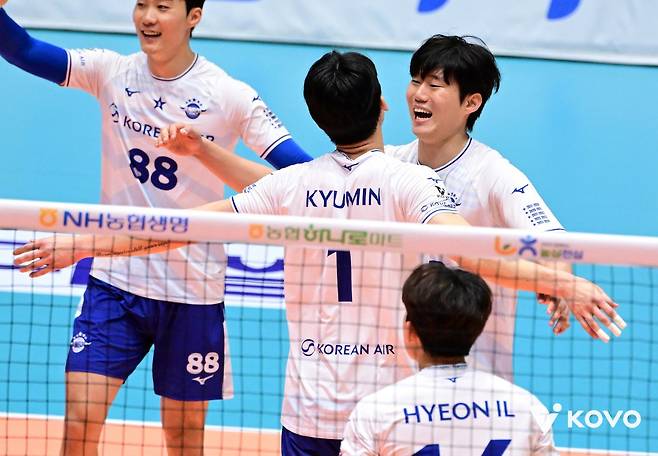 대한항공 김규민과 김민재가 20일 전남 여수 진남체육관에서 열린 OK저축은행과 KOVO컵 결승에서 득점한 뒤 서로 몸을 부딪치며 기뻐하고 있다. 사진제공｜KOVO