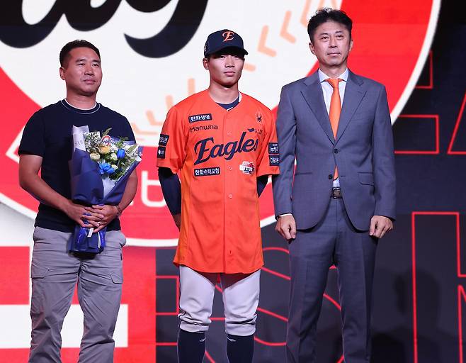 1라운드 3순위 지명을 받은 유신고 오재원이  아버지(왼쪽)와 포즈를 취하고 있다. 오른쪽은 한화 손혁 단장. 연합뉴스