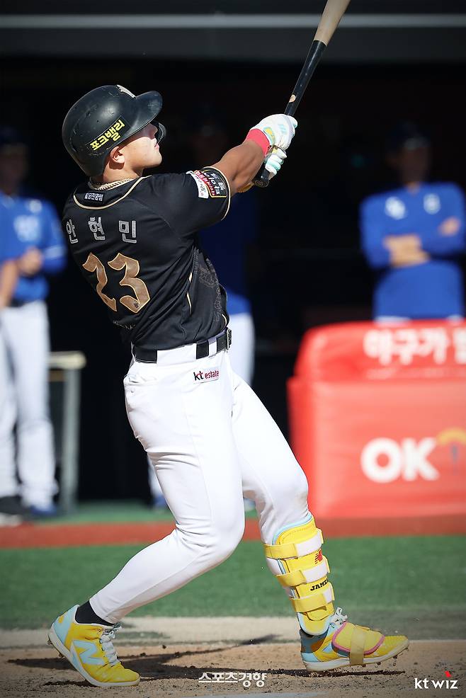KT 안현민이 21일 수원 KT위즈파크에서 열린 삼성과 경기에서 5회말 투런홈런을 날린 뒤 타구를 바라보고 있다. KT위즈 제공