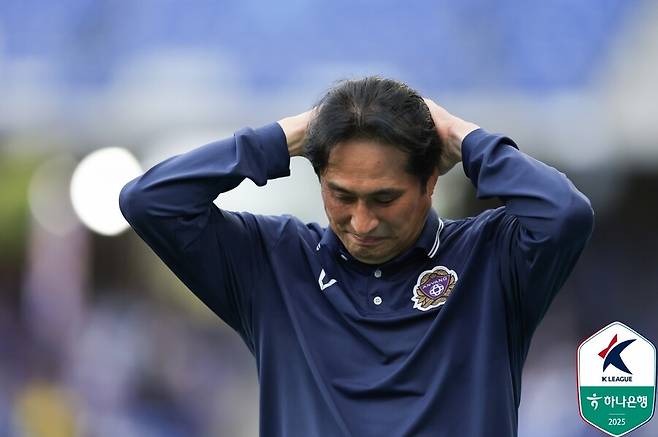 ▲ 21일 울산문수축구경기장에서 울산HD와 FC안양이 하나은행 K리그1 2025 30라운드를 펼쳤다. 순위 상승을 위해 승리가 반드시 필요했던 양팀은 공방전에도 득점없이 무승부를 기록했다. ⓒ 한국프로축구연맹