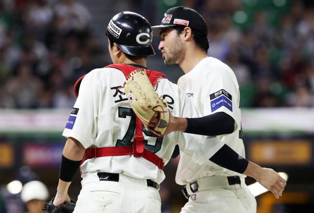 화이트(오른쪽)가 조형우와 서로 격려를 하고 있다. /사진=SSG 랜더스 제공