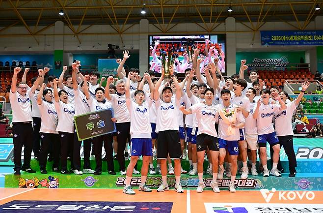 인천 대한항공 점보스 선수들이 20일 전남 여수 진남체육관에서 열린 2025 여수·NH농협컵 프로배구대회 남자부 결승에서 OK저축은행을 꺾고 우승을 차지한 뒤 세리머니를 하고 있다. /사진=한국배구연맹(KOVO) 제공
