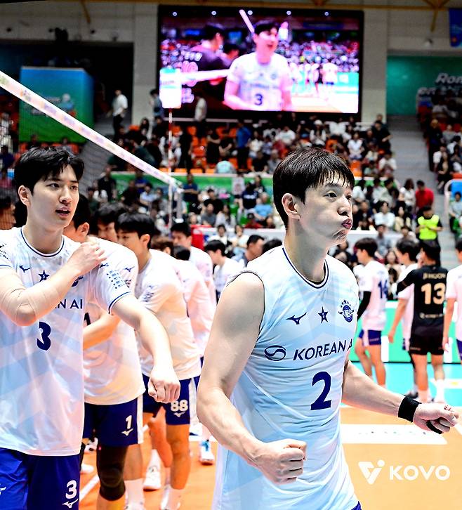 한선수 등 인천 대한항공 점보스 선수들이 20일 전남 여수 진남체육관에서 열린 2025 여수·NH농협컵 프로배구대회 남자부 결승에서 OK저축은행을 꺾고 우승을 차지한 뒤 기뻐하고 있다. /사진=한국배구연맹(KOVO) 제공