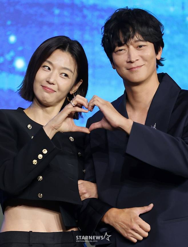 배우 전지현, 강동원이 2일 오전 서울 포시즌스 호텔에서 진행된 디즈니+ 오리지널 시리즈 '북극성' 제작발표회에 참석해 포즈를 취하고 있다.  유엔대사로서 국제적 명성을 쌓아온 문주(전지현)가 대통령 후보 피격 사건의 배후를 쫓는 가운데, 그녀를 지켜야만 하는 국적불명의 특수요원 산호(강동원)와 함께 한반도를 위협하는 거대한 진실을 마주하는 첩보 멜로 시리즈 '북극성'은 오는 10일 공개된다. /2025.09.10 /사진=이동훈 photoguy@