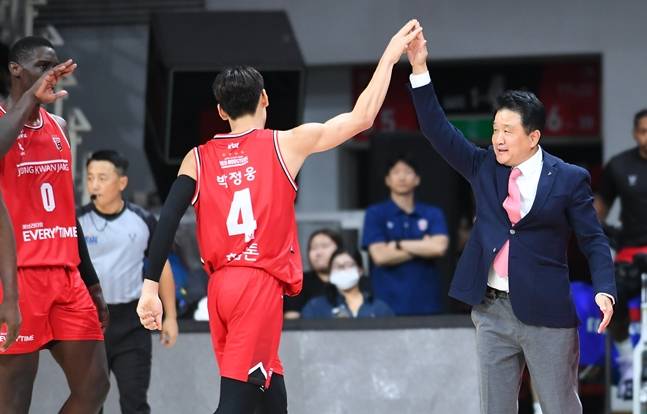 박정웅(가운데)와 하이파이브를 하고 있는 유도훈 감독. /사진=KBL