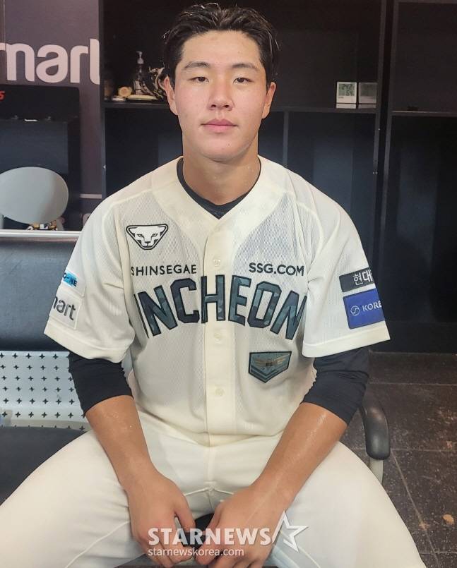 SSG 이율예가 20일 두산전 쐐기 스리런 홈런으로 팀 승리를 이끈 뒤 취재진과 인터뷰를 하고 있다. /사진=안호근 기자