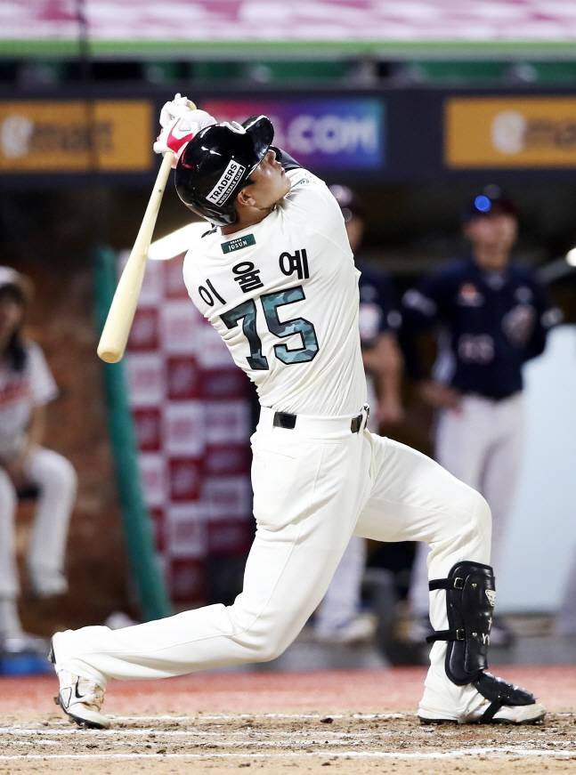 이율예가 8회말 스리런 홈런을 날리고 있다. /사진=SSG 랜더스 제공