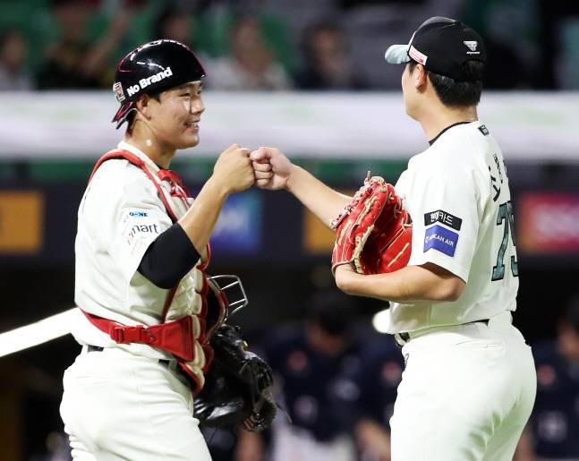 이율예(왼쪽)가 마무리 조병현과 함께 팀 승리를 매조진 뒤 하이파이브를 하고 있다. /사진=SSG 랜더스 제공