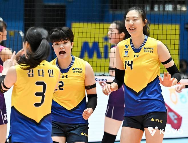 현대건설 선수들이 21일 전남 여수 진남체육관에서 열린 2025 여수·NH농협 프로배구대회 여자부 첫 경기 흥국생명전에서 득점에 성공한 뒤 기뻐하고 있다. /사진=한국배구연맹(KOVO) 제공