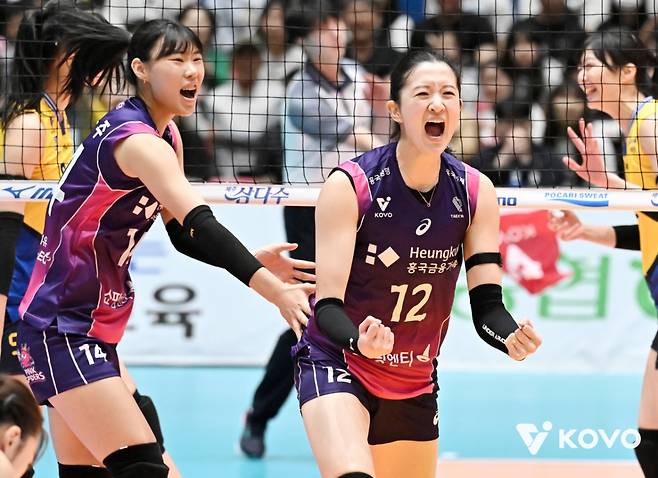 흥국생명 이다현이 21일 전남 여수 진남체육관에서 열린 2025 여수·NH농협 프로배구대회 여자부 첫 경기 현대건설전에서 득점에 성공한 뒤 기뻐하고 있다. /사진=한국배구연맹(KOVO) 제공