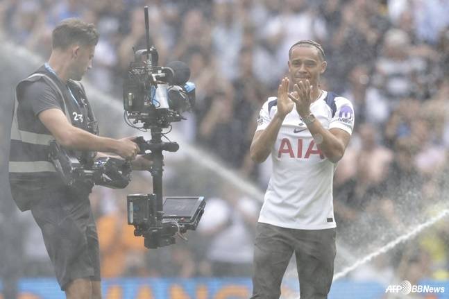 사비 시몬스가 토트넘 홋스퍼 입단식에서 박수 치고 있다. /AFPBBNews=뉴스1