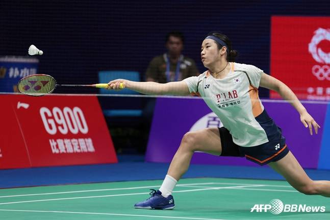 결승에서 한웨의 공격을 받아내는 안세영. /AFPBBNews=뉴스1