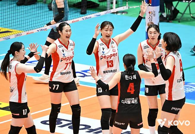 페퍼저축은행 선수들이 21일 전남 여수 진남체육관에서 열린 2025 여수·NH농협컵 프로배구대회 여자부 조별리그 A조 1차전 GS칼텍스전 득점 성공 이후 기뻐하고 있다. /사진=한국배구연맹(KOVO) 제공