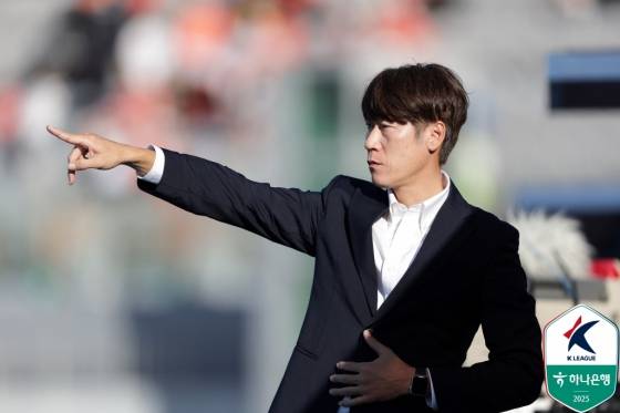 김은중 수원FC 감독이 21일 오후 4시 30분 수원종합운동장에서 열린 하나은행 K리그1 2025 30라운드 경기 중 손짓하고 있다. /사진=한국프로축구연맹 제공